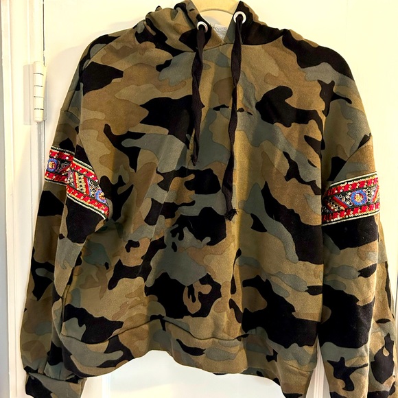 Zara Camo Sweatshirt with arm detail - Picture 2 of 3